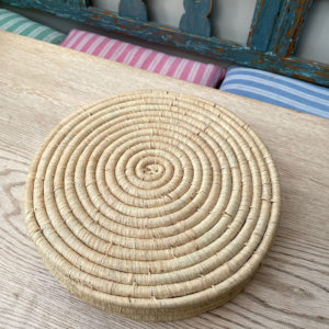 Set of 6 natural raffia and straw placemats on a table