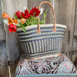 Small Drawstring Shopper in black filled with tulips