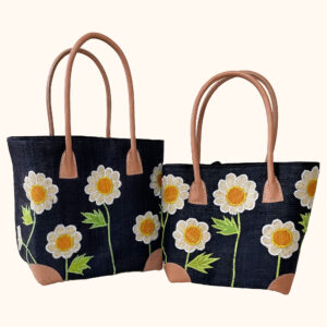 Set of 2 raffia tote bags with daisies embroidered on one side, cut out photo