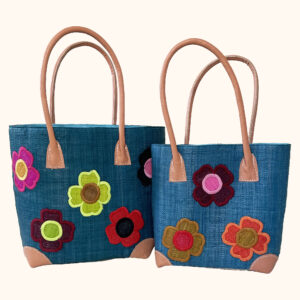 Set of 2 raffia tote bags embroidered with flowers in blue, cut out photo