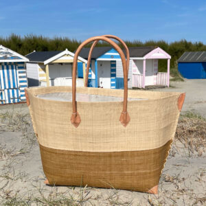 Mery Drawstring Beach Basket in front of beach huts