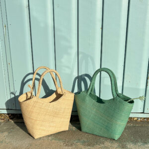 Lillie Handbag in natural and mint beside beach hut